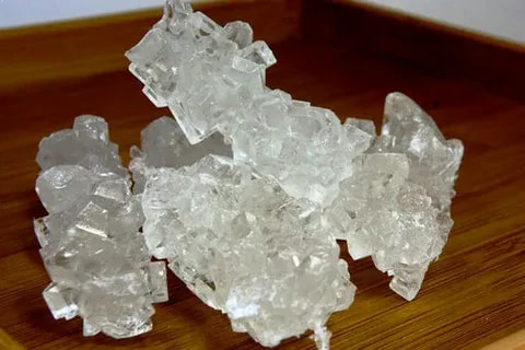 نبات شاخه‌ ای سفید با ظاهر براق و بلور های درشت